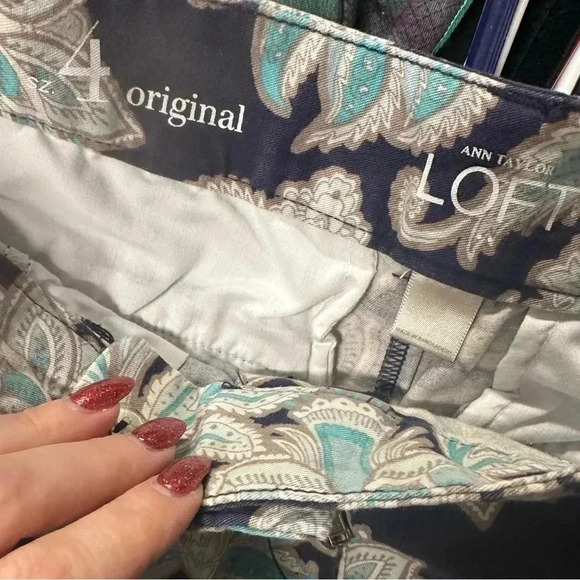 Ann Taylor LOFT Blue Floral Womens Shorts Size 4 - Picture 3 of 3